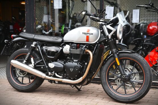 TRIUMPH STREET TWIN