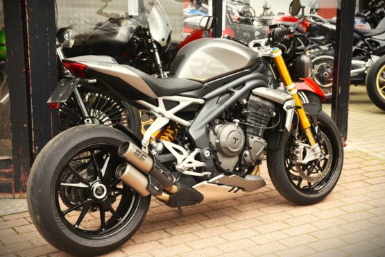 TRIUMPH 1200 SPEED TRIPLE RS – Image 3