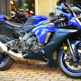 YAMAHA R1