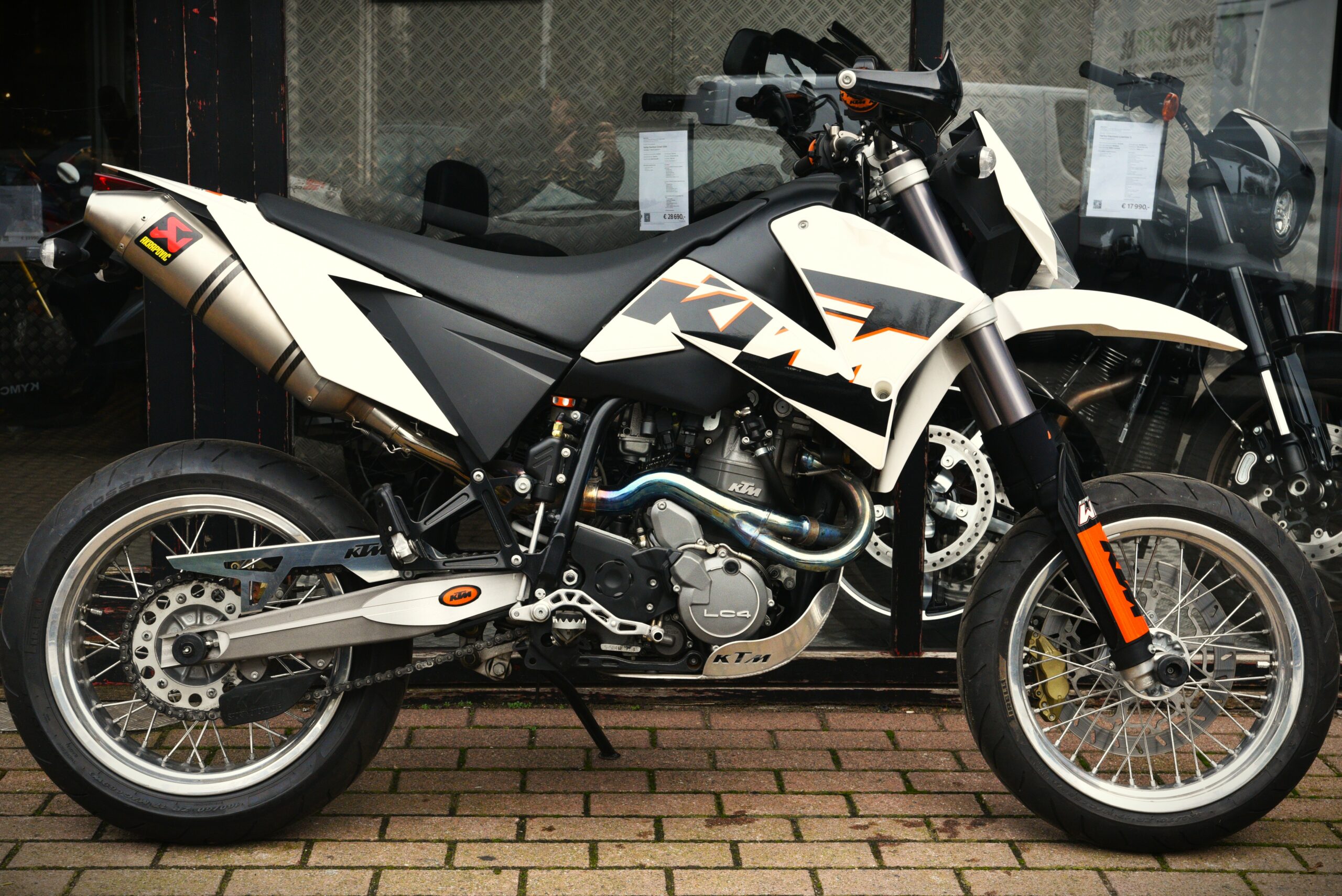 KTM 640 LC4 SUPERMOTO – Image 2