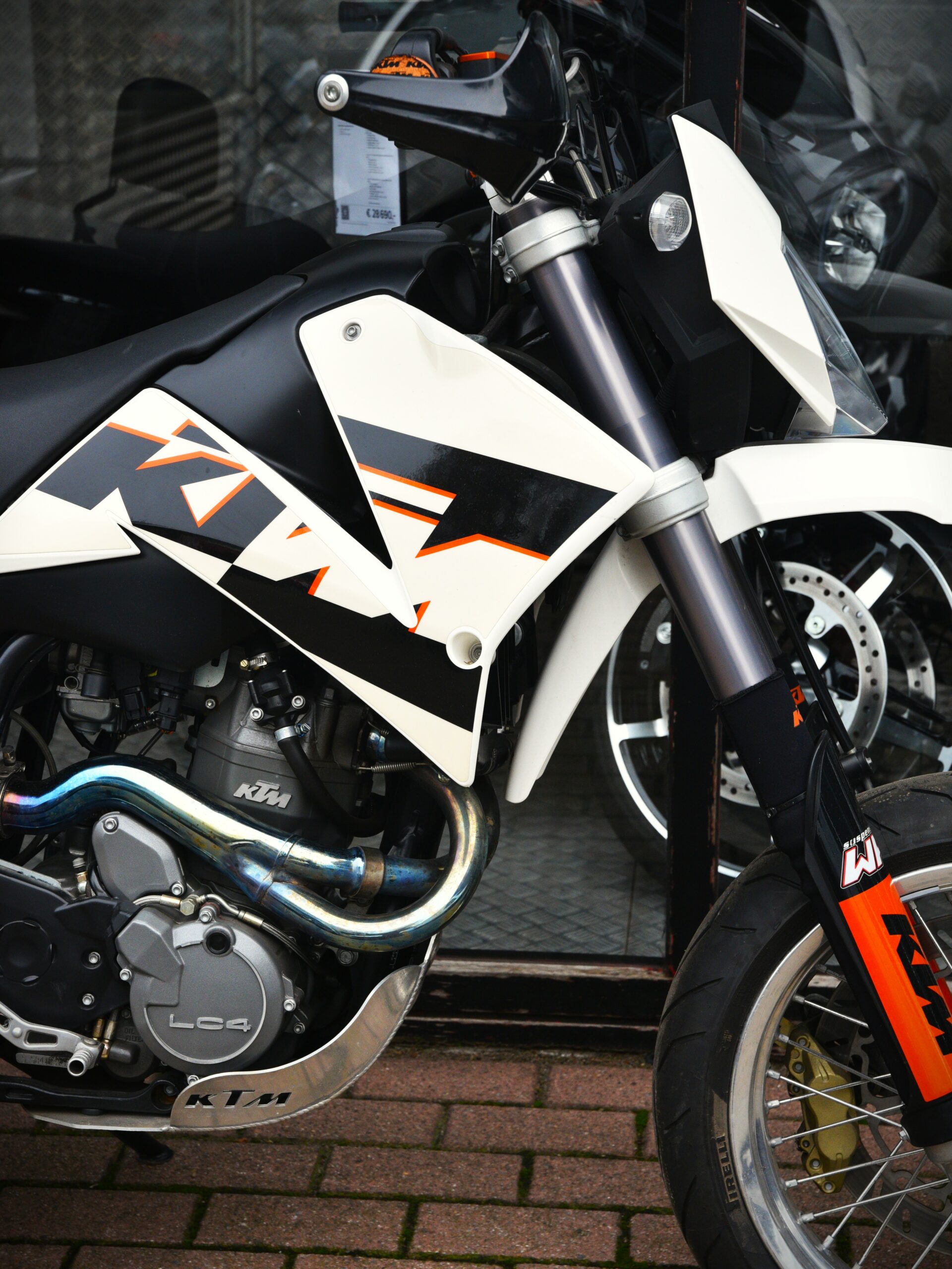 KTM 640 LC4 SUPERMOTO – Image 4