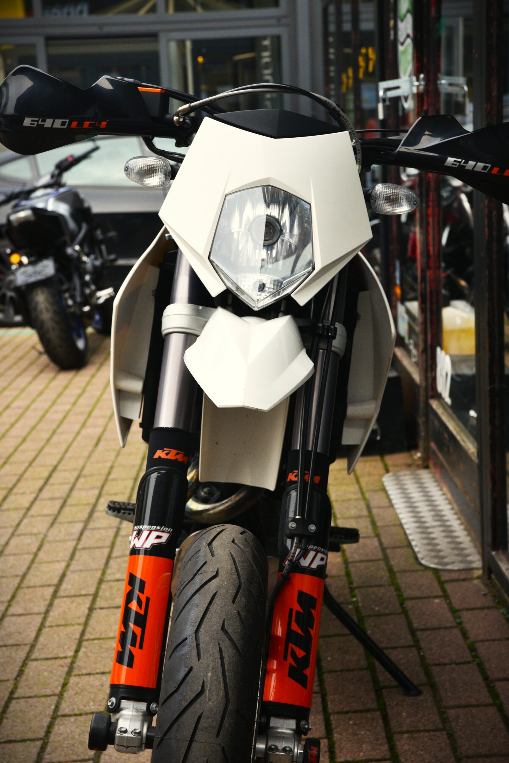 KTM 640 LC4 SUPERMOTO – Image 6