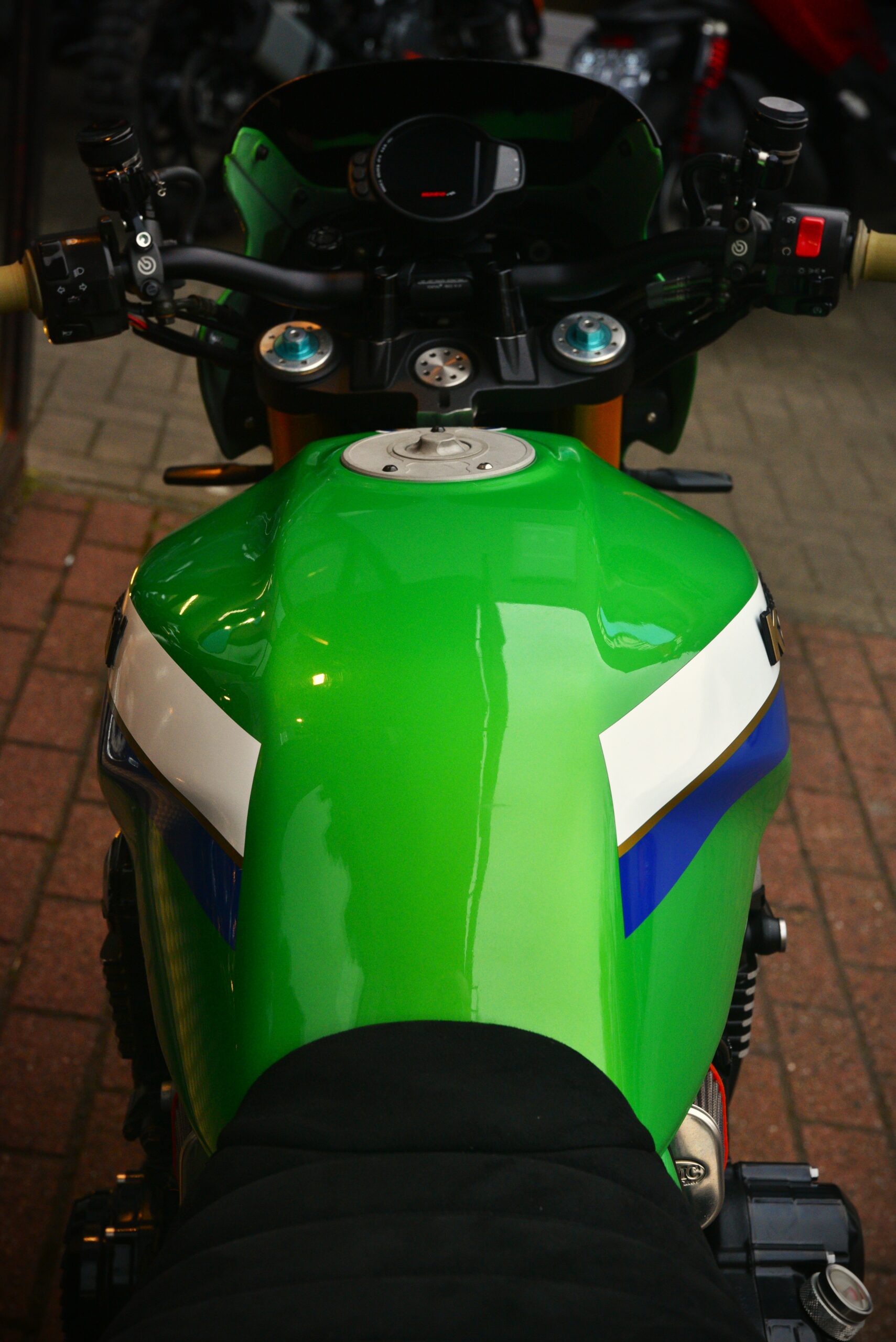 KAWASAKI ZRX 1100 – Image 7