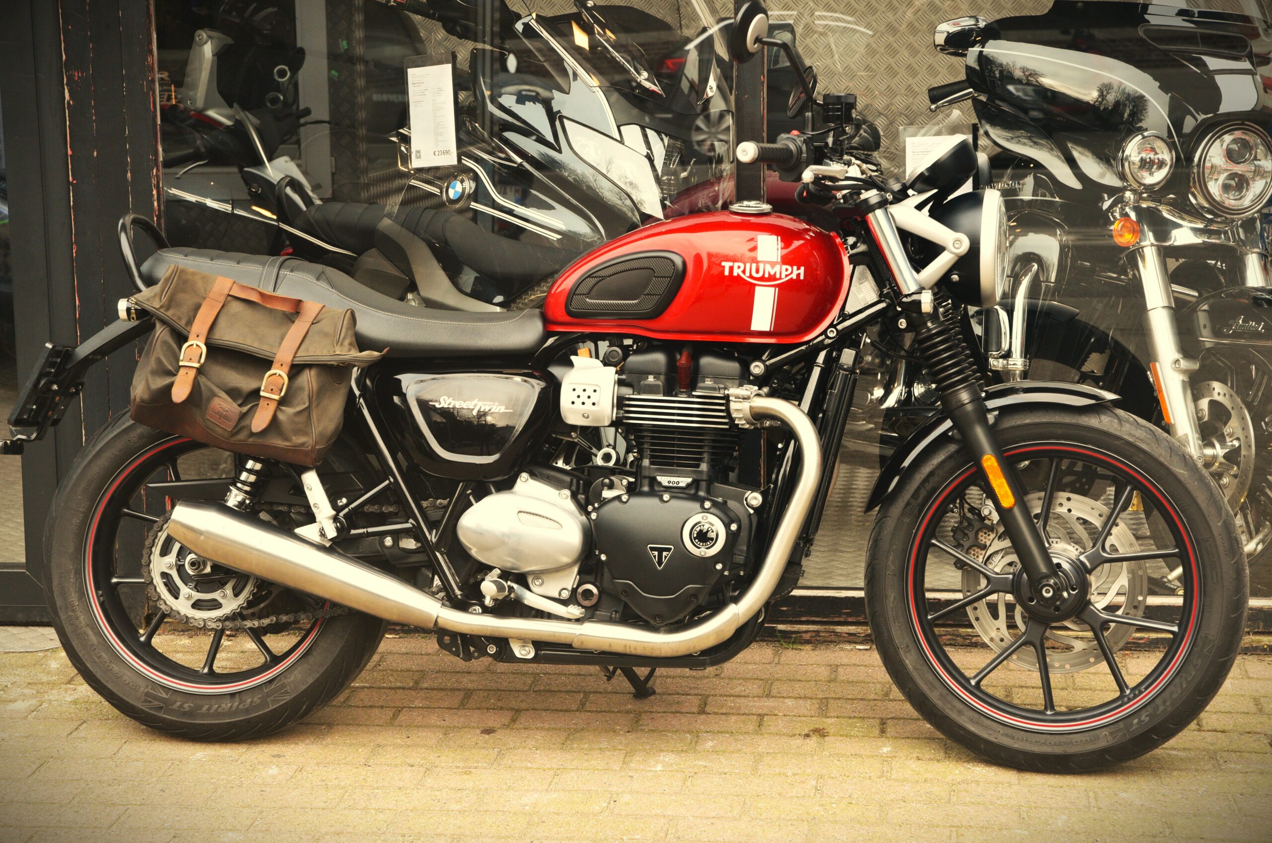 TRIUMPH 900 STREET TWIN – Image 2