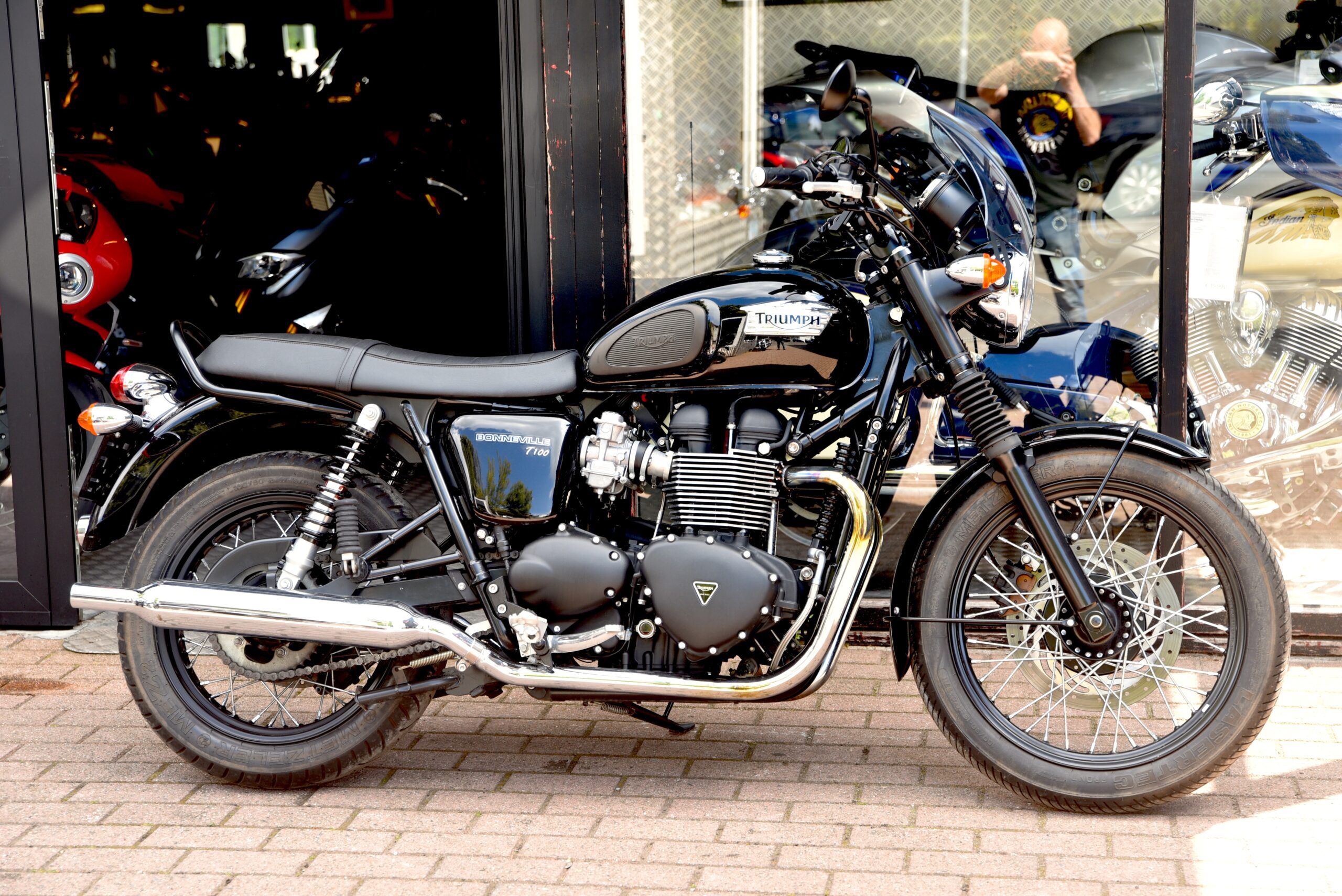 TRIUMPH BONNEVILLE T100 – Image 2