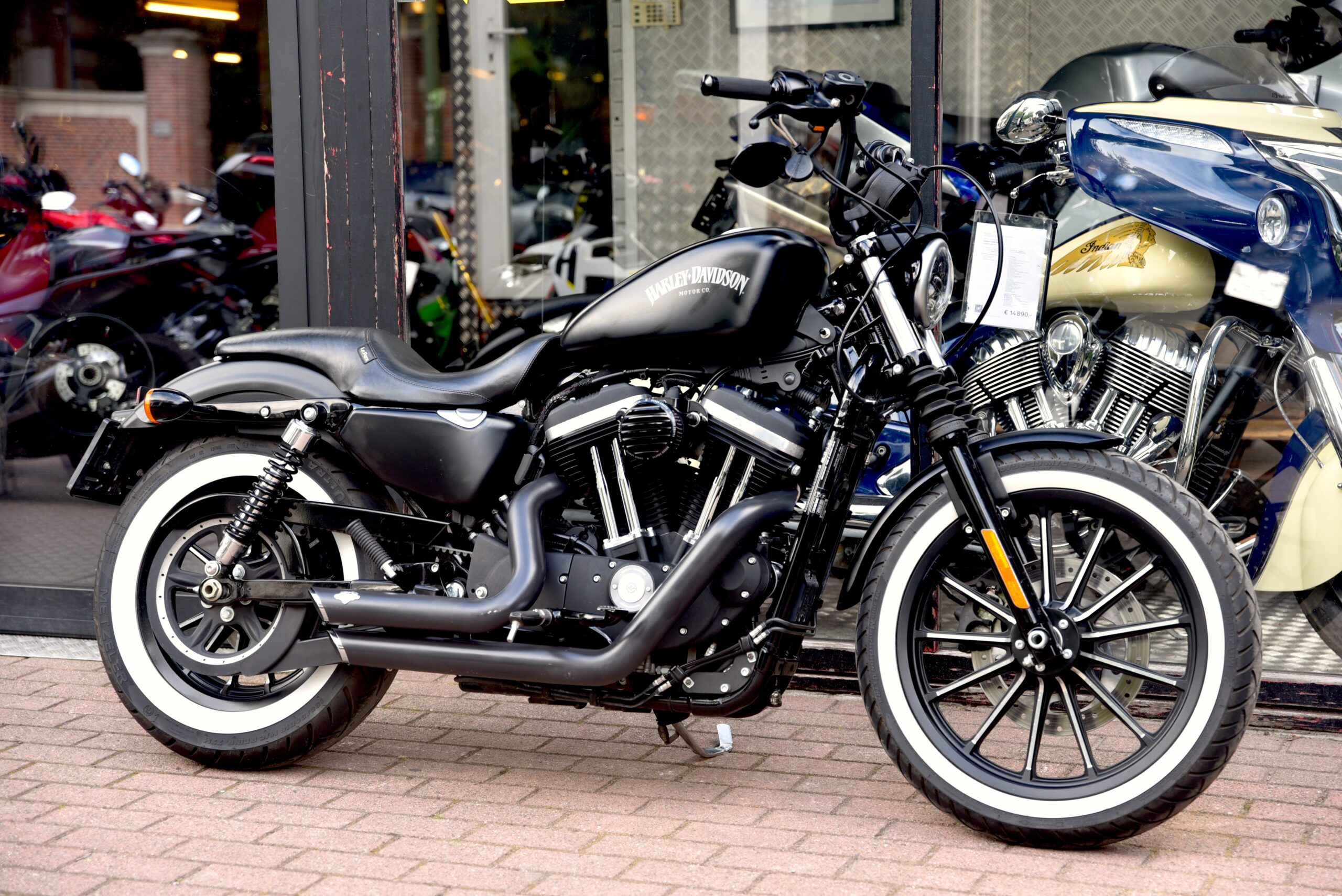 HARLEY DAVIDSON IRON 883