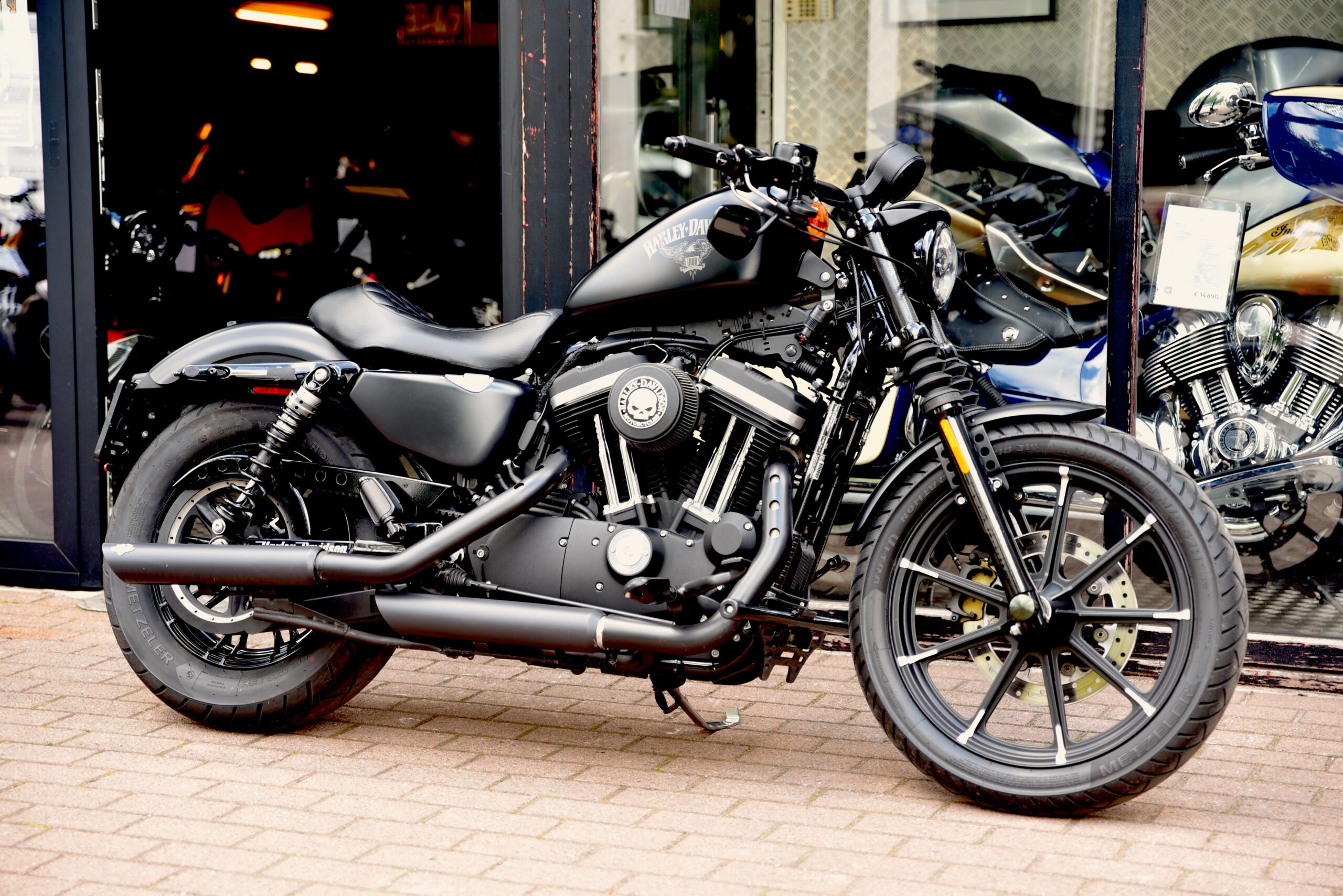 HARLEY DAVIDSON IRON 883