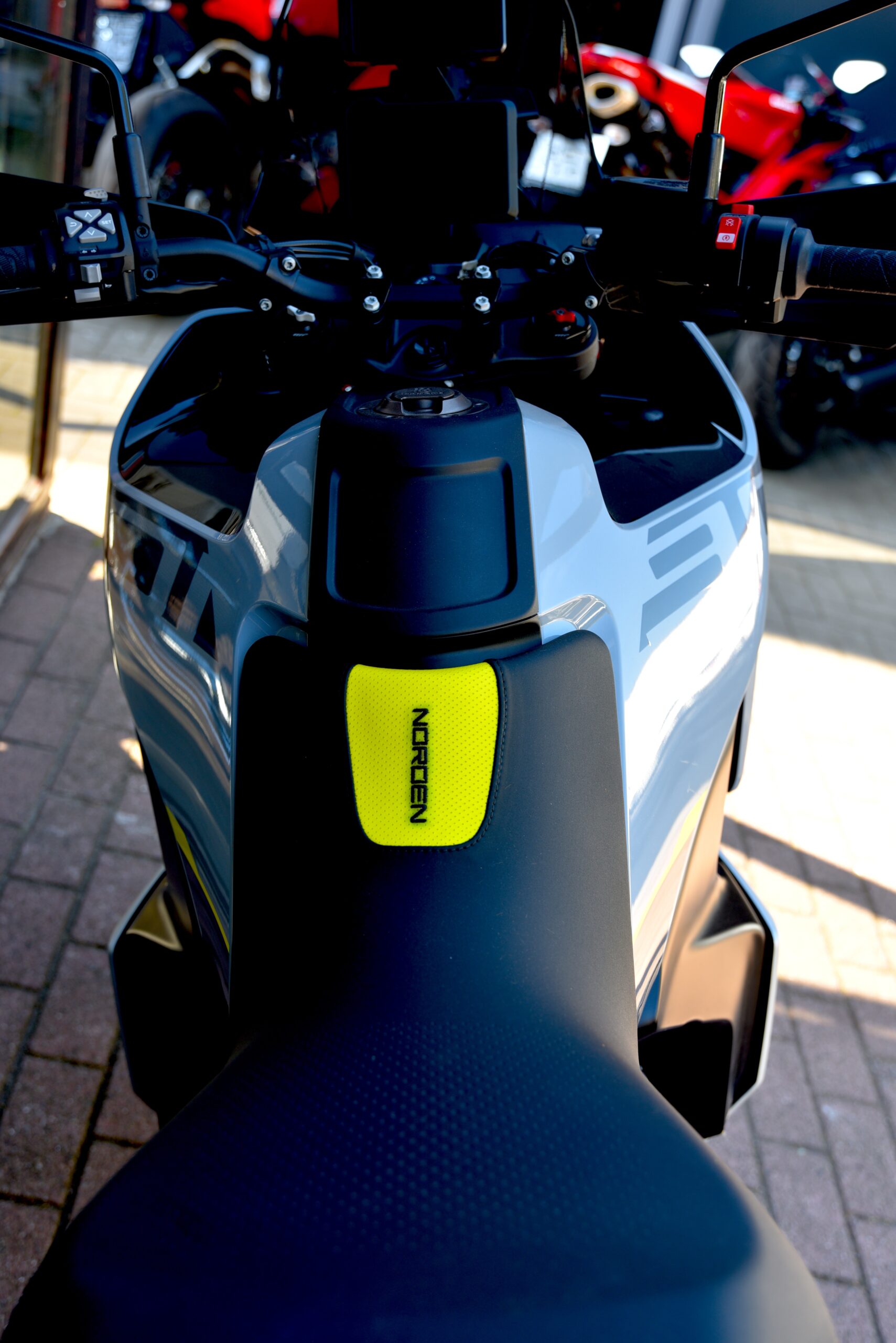 HUSQVARNA NORDEN 901 – Image 6