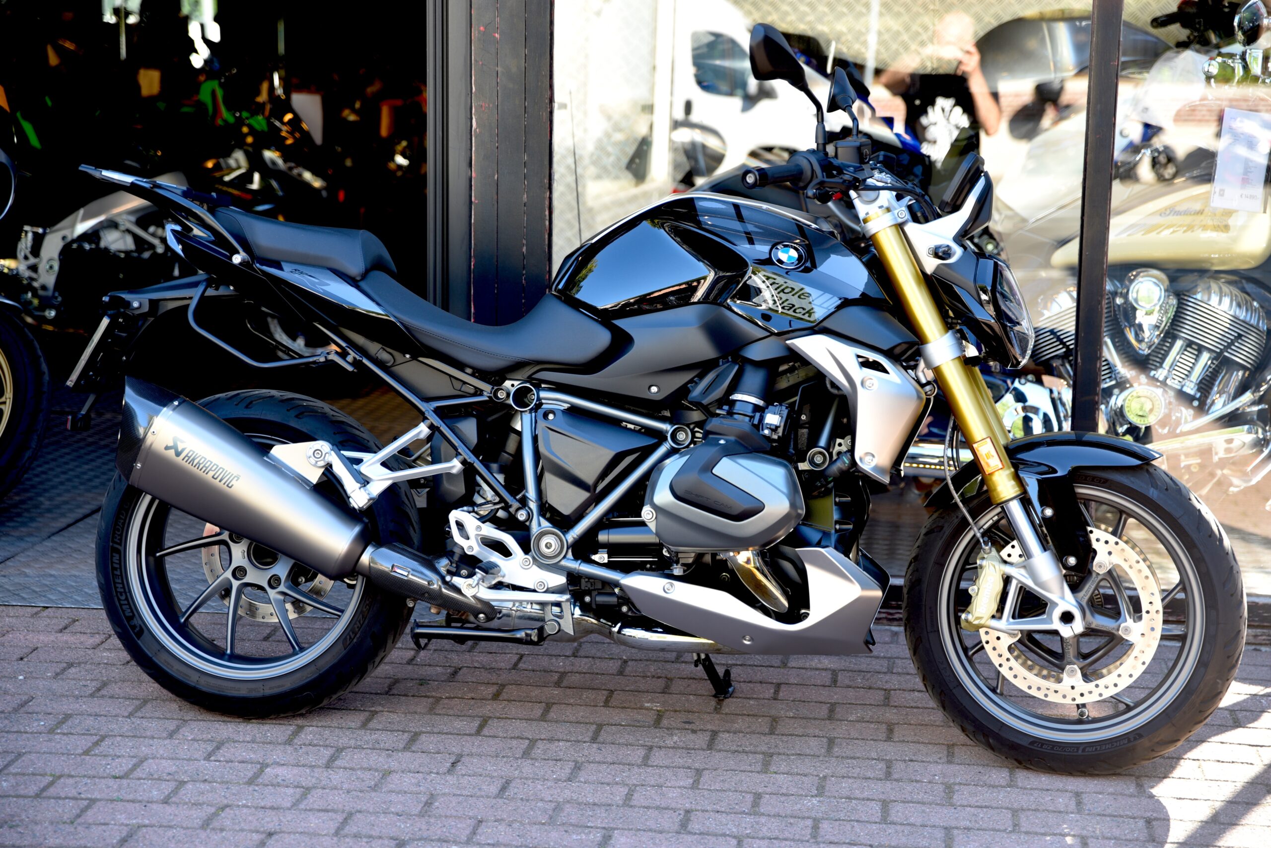 BMW R 1250 R TRIPLE BLACK – Image 2