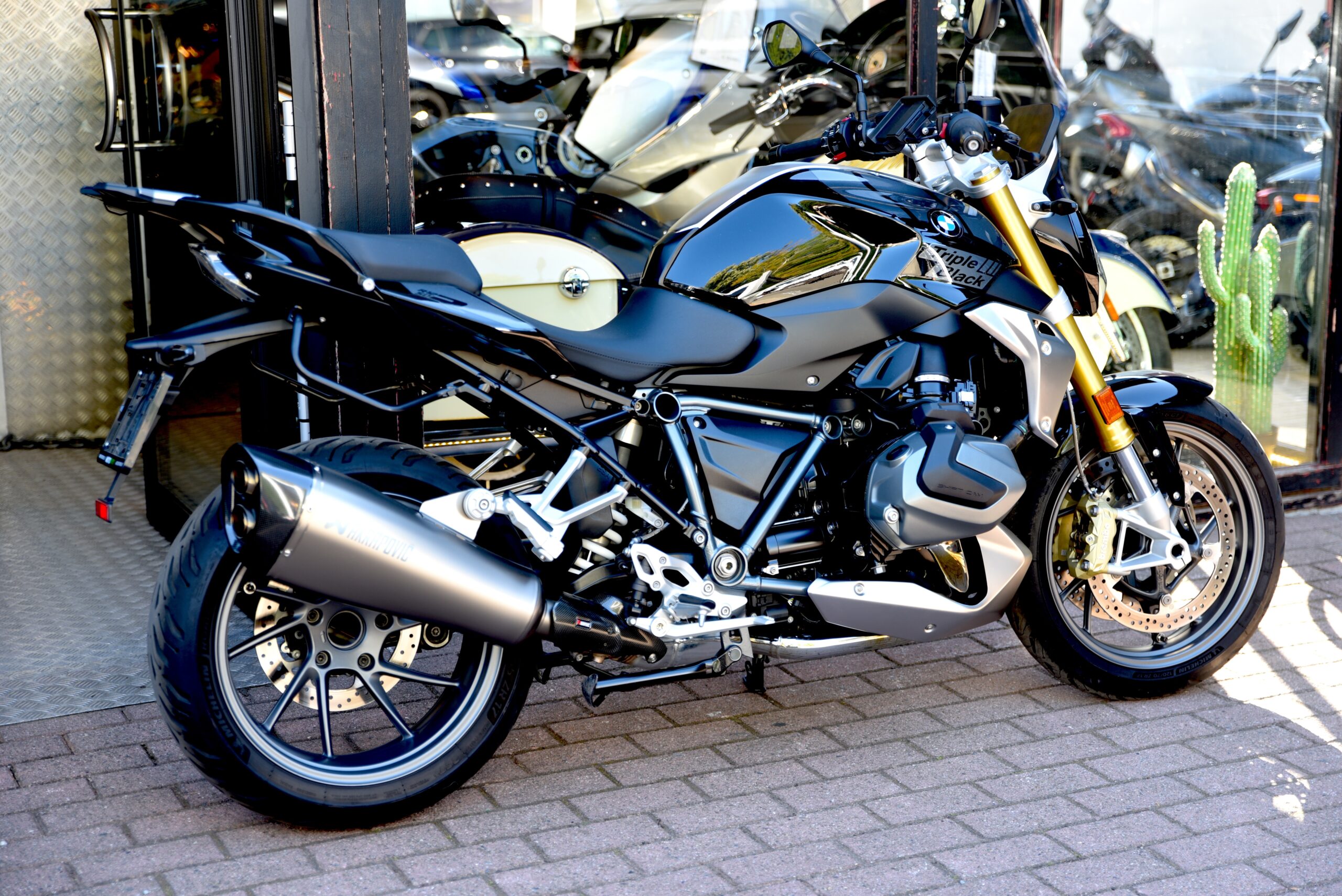 BMW R 1250 R TRIPLE BLACK – Image 3