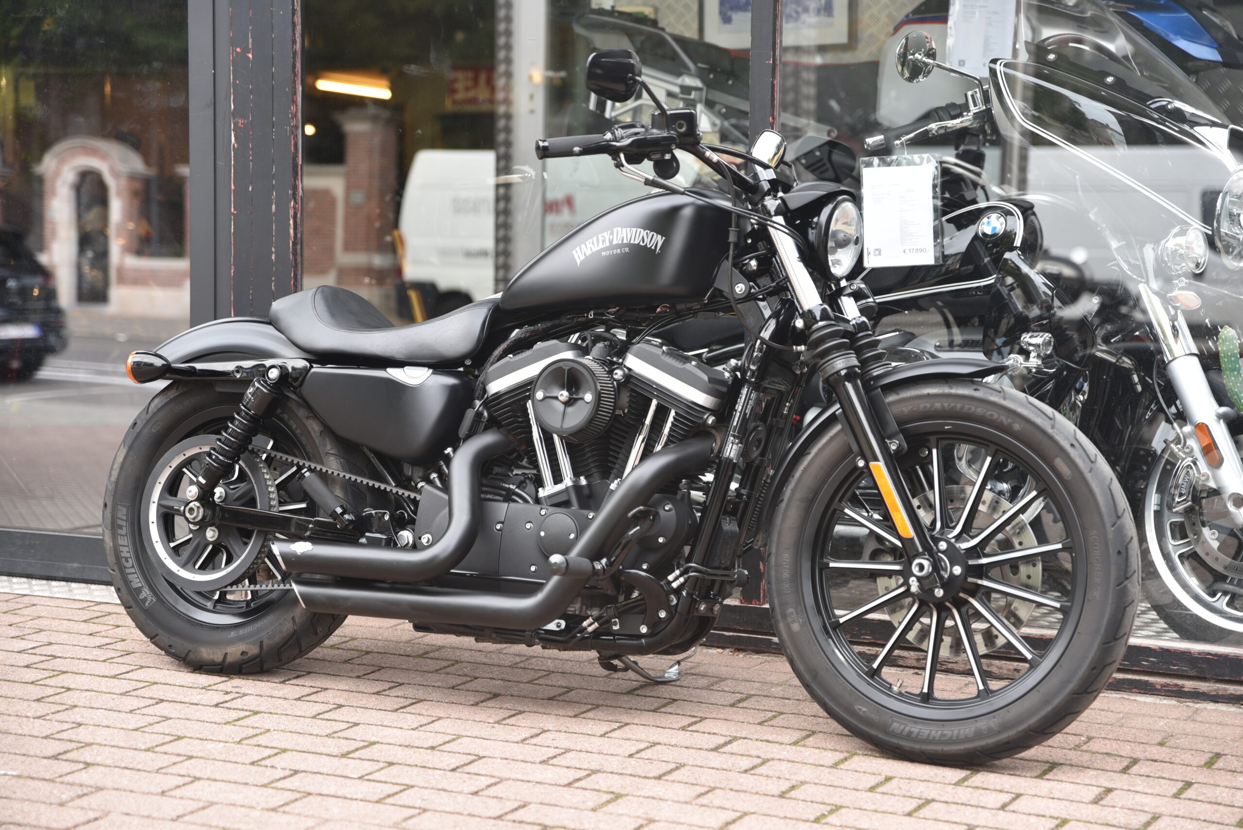 HARLEY DAVIDSON IRON 883