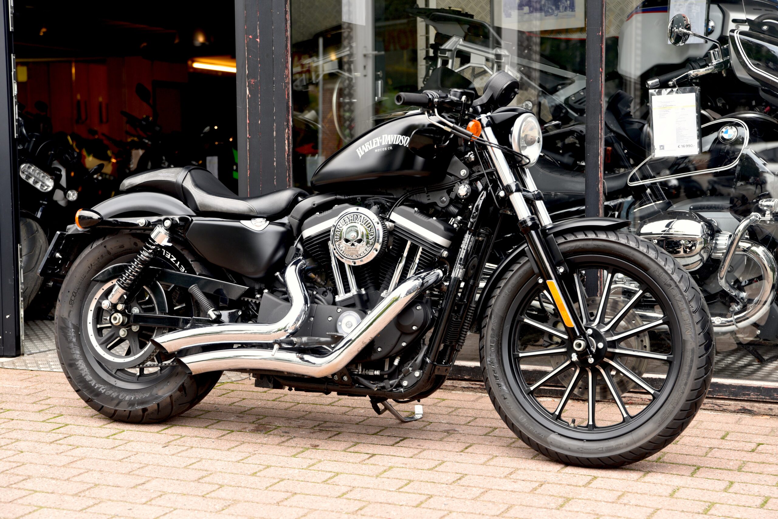HARLEY DAVIDSON IRON 883