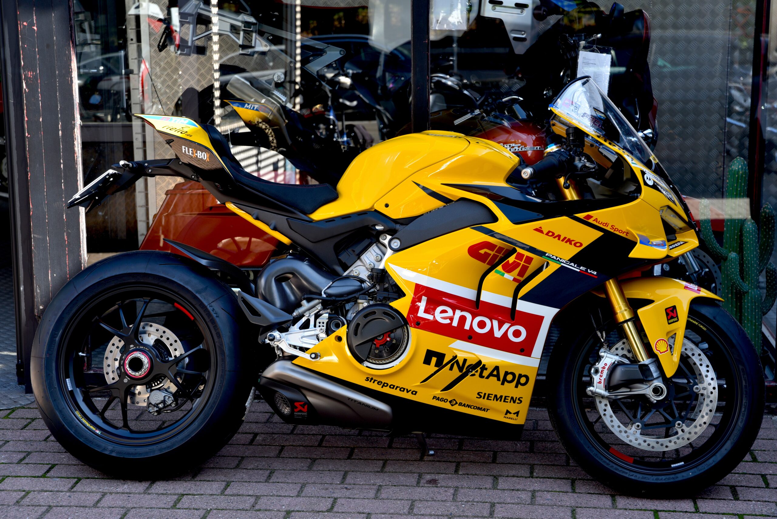 DUCATI PANIGALE V4 S BAGNAIA 2023 WORLD CHAMPION REPLICA – Image 2